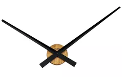 Minimalistické dubové hodiny české výroby s robustními ručičkami KUBRi 0017